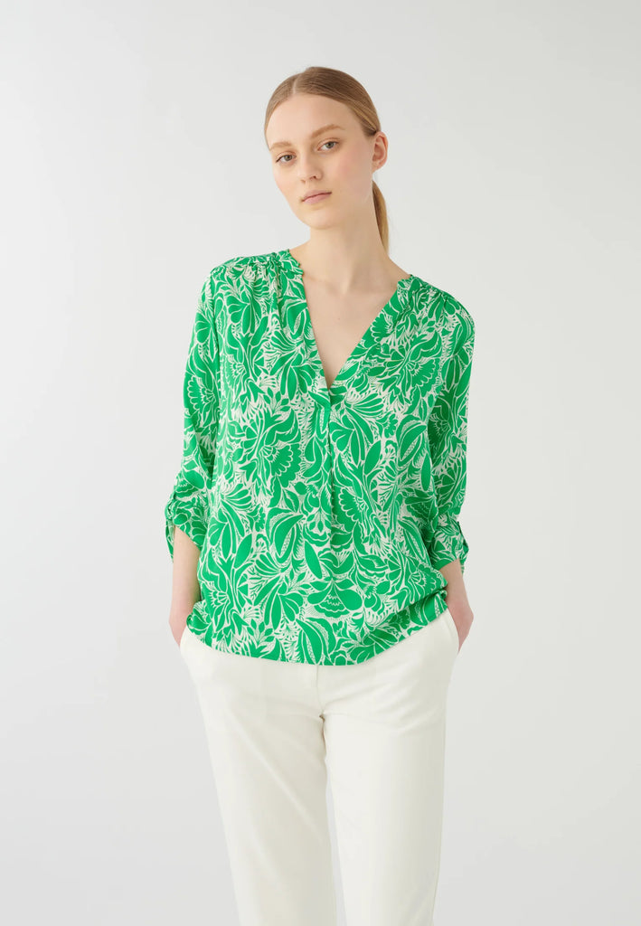 The Cille Blouse from Dea Kudibal is crafted from silk and features a v-neckline and roll up and fasten sleeves. In a fun green print, this blouse is easy to wear all year round! Style up with white jeans and sandals or dress down with trainers. 