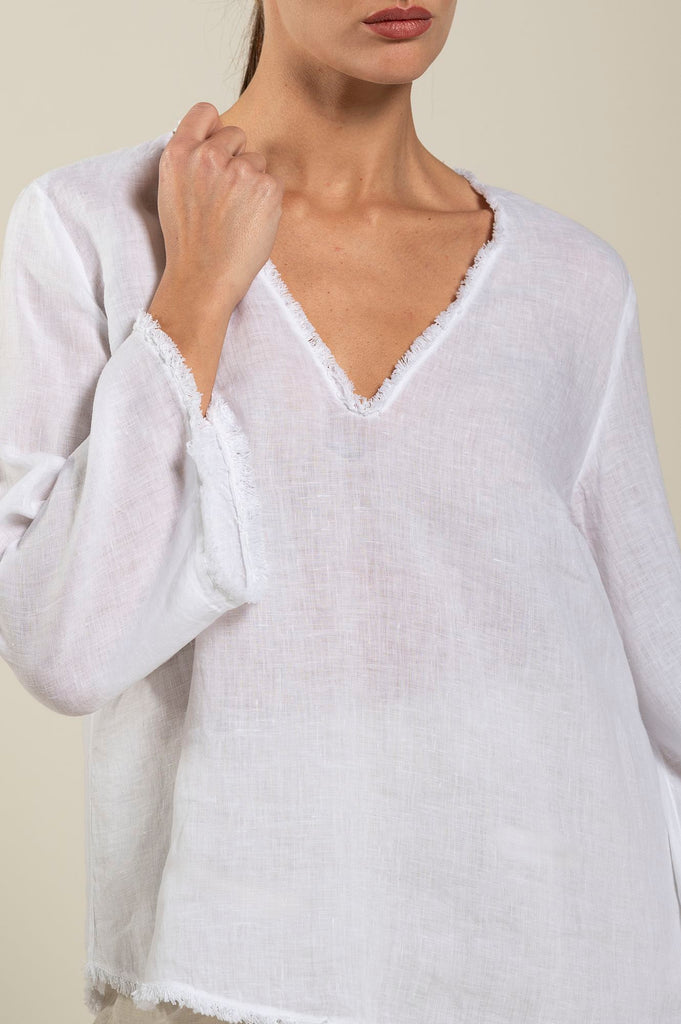 Lovely super soft 100% linen blouse in the always wearable white! Just the type of fabric you want to wear when the weather heats up.  Featuring a flattering v neck, fraying at the neckline, cuffs and hem and a relaxed fit this looks perfect paired with the your favourite denim skirt or shorts!