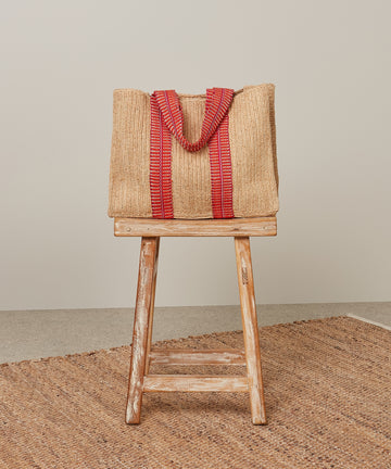 This woven raffia bag from Hartford features cotton pink and orange handles and is perfect for the beach. Fit all your essentials and more into this spacious shoulder bag. Wear with an easy summer cover-up and Castaner sliders for the ultimate summer feel.