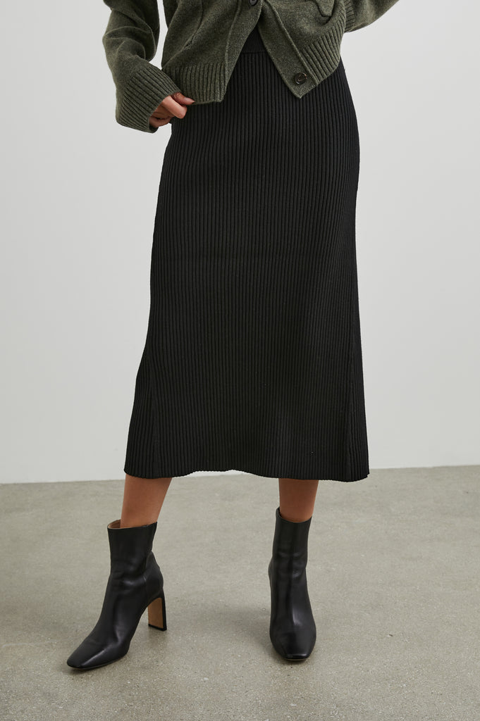 Who doesn't love a sweater skirt? The Davina is the perfect choice. Made from a soft cotton blend, this skirt features vertical ribbing, an ankle length and an elasticated waistband. With with a basic tee or a neutral knit for easy everyday dressing.