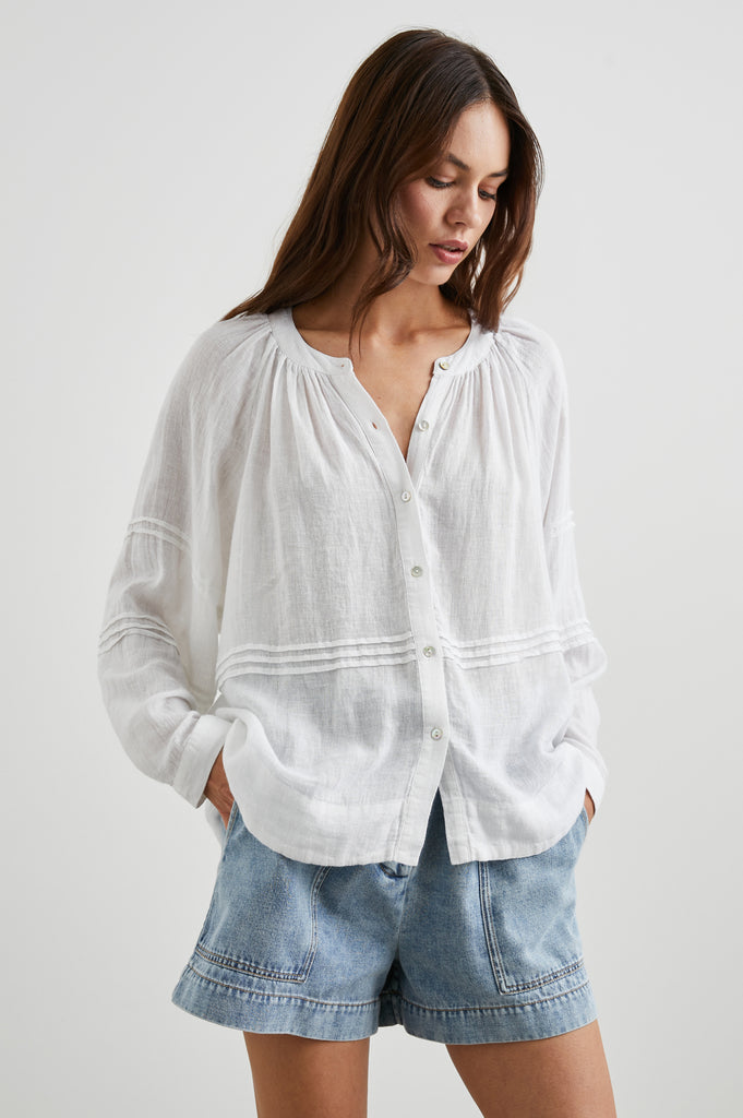 The Frances Blouse from Rails is crafted from a light-weight super soft cotton and features a centre buttoning, pleat details at the neck and a relaxed fit.  This is a flirty and feminine look, great for everyday wear!
