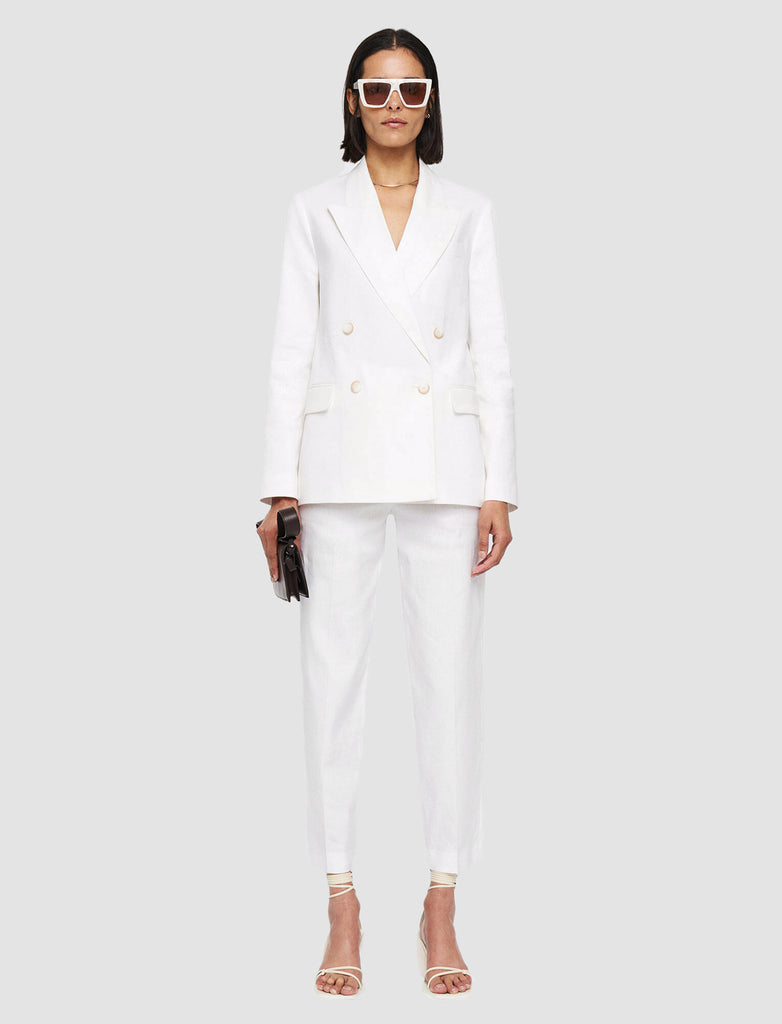<p>The Jaden Linen Jacket from Joseph is a regular fit, double-breasted jacket crafted from a linen and organic cotton mix. This seasonal tailored piece is lined and has an inside chest pocket. Featuring front flap pockets and shoulder padding this blazer pairs perfectly with the Trina Linen Trousers.