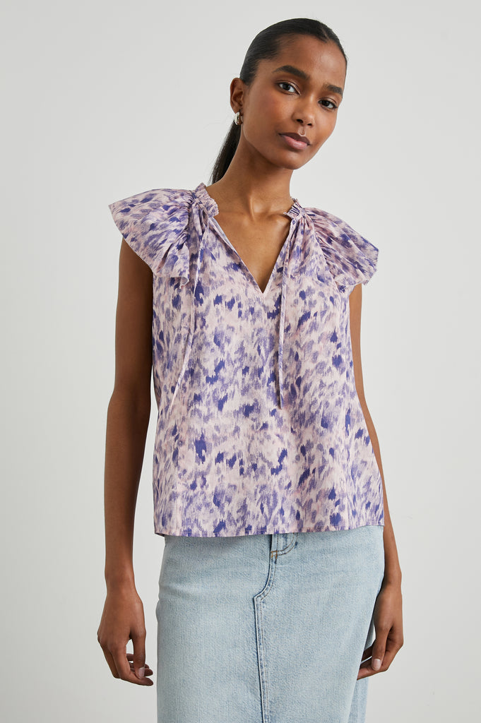What a pretty little top!  Crafted from Rails' signature super soft cotton and in a pretty purple print this is an easy throw on and go top.  Featuring a flattering v neck, self ties at the neck, cap sleeves and a relaxed fit this looks perfect paired with your favourite denim.