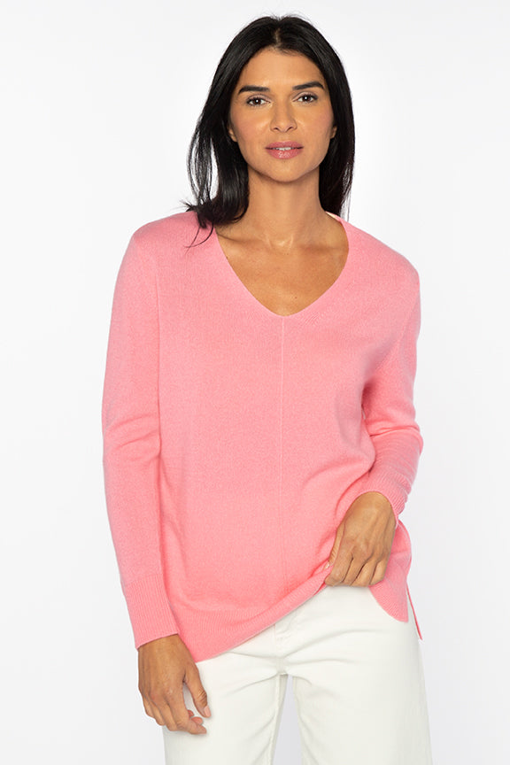 This gorgeous v neck from Kinross is 100% cashmere. In a fun rose pink this jumper features an exposed seam down the front and a neat fit. This looks fab paired with white denim transitioning into Spring. 