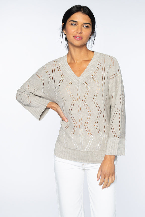 This Openwork Vee from Kinross Cashmere is crafted from 100% linen and features a wide wrist-length sleeve, a v-neckline and openwork detailing all over. In a neutral tone this pullover is perfect with white jeans and trainers or over dresses in the colder Summer evenings