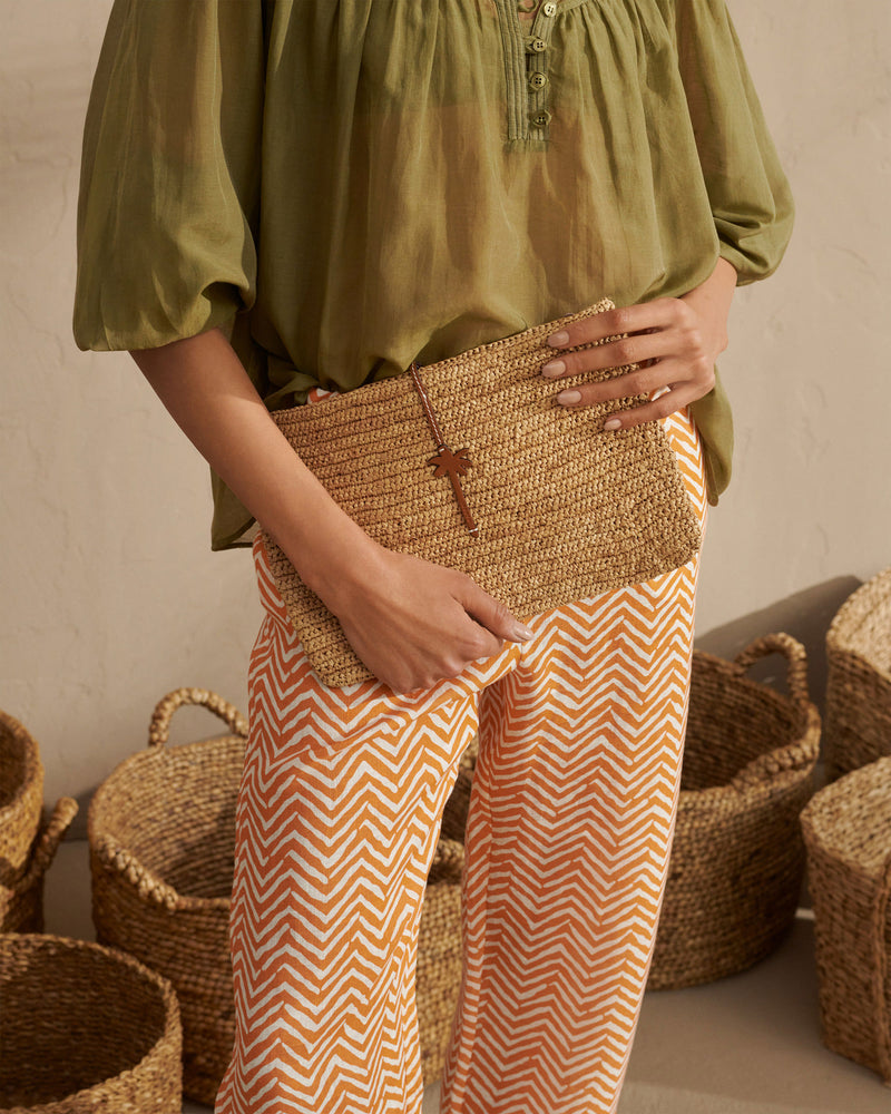 Say hello to your new favourite Summer accessory!  The raffia clutch from Manebi is  perfect for an everyday elegant look.  A great size to fit all your essentials including a slip pocket on the inside and a pretty leather palm detail on the outside.  Perfect for Summer in the UK or when your on your holiday!