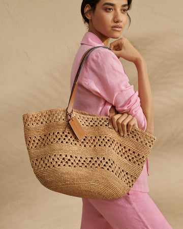 Update your Summer bag collection with this gorgeous shopper from Manebi.  Blending raffia and leather beautifully this bag exudes elegance and style!  Perfect for running around on a warm Summer's day in the UK or take it on holiday to elevate your wardrobe abroad!