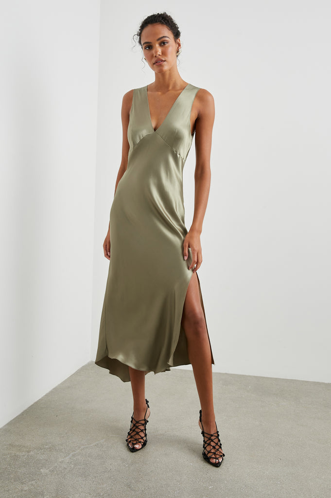 Say hello to Monique!  This gorgeous little number from Rails, in a beautiful mermaid green colour, is crafted from smooth and sexy satin.  Featuring a slip dress silhouette, asymmetrical hem, side slit and a flattering v neck is a must for your wardrobe!  The styling possibilities are endless; wear it on it's own with sky high heels, put a chunky knit on top and add some trainers or pair it with a pretty cardigan for a ladylike daytime look!  Love it!