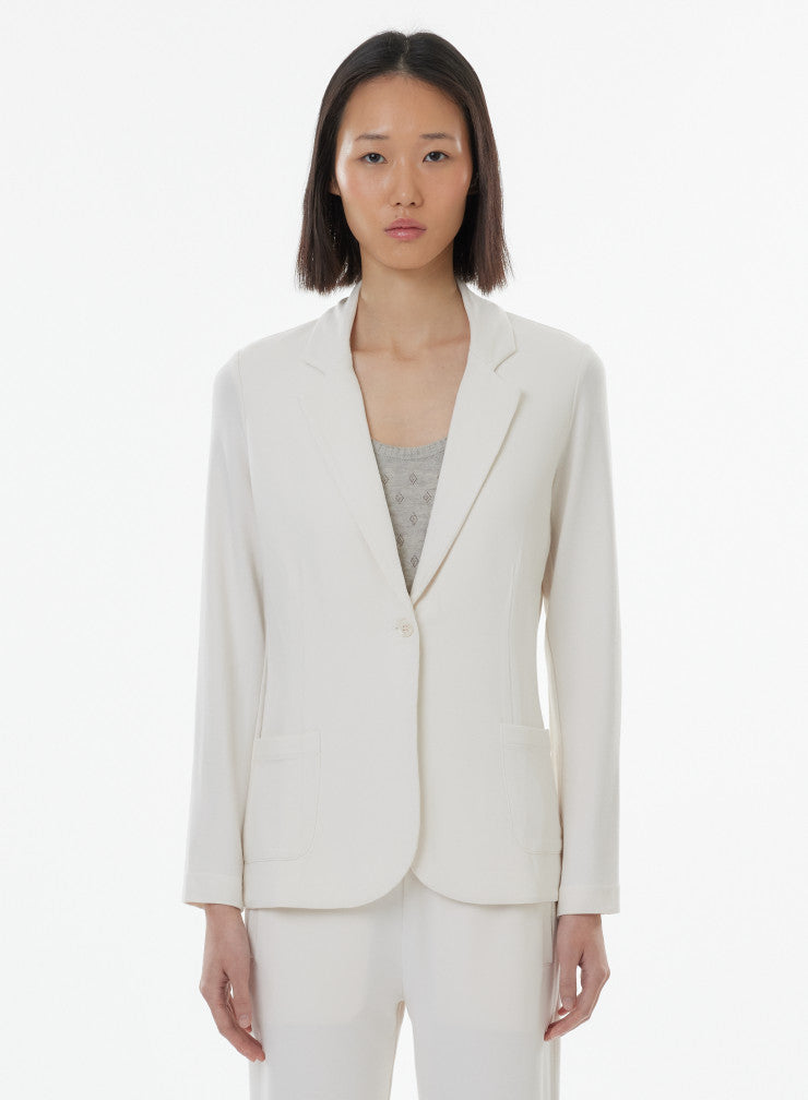 This slim-cut, tailored jacket from Majestic Filatures features one button and two front patch pockets. It's crafted from 94% viscose and 6% elastane, giving an extremely soft feel with a touch of stretch. It's perfect paired with the Daphne Ecru trousers.