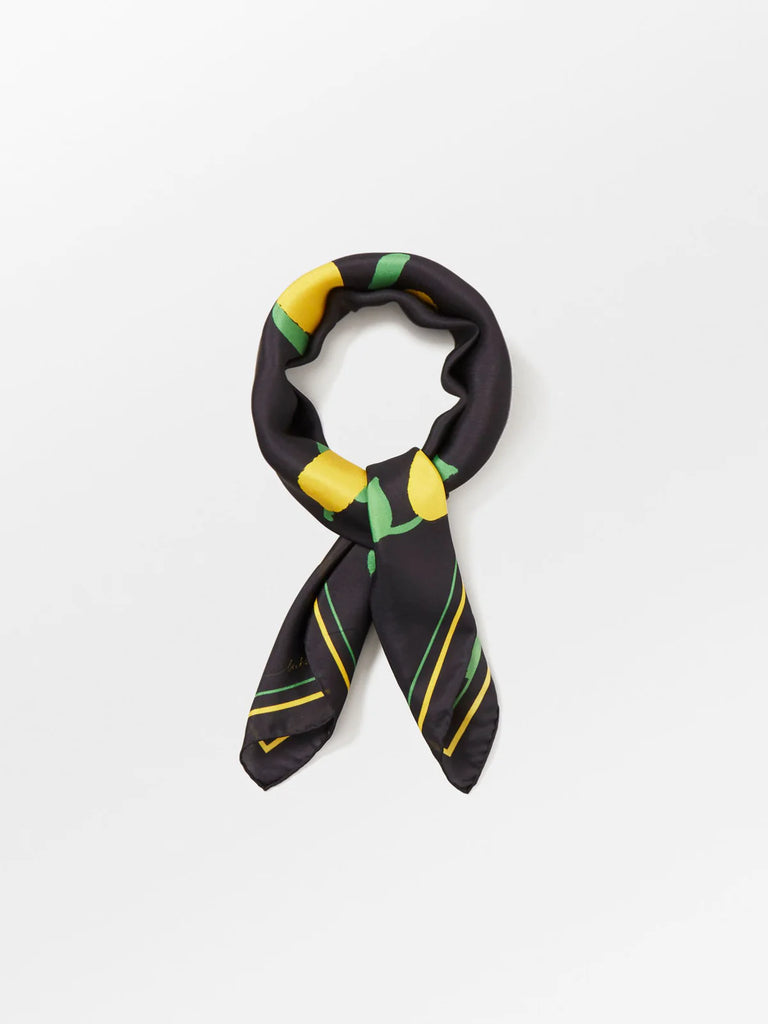 The Limone Sia Scarf from Becksondergaard is crafted from 100% silk and can be tied around your neck, in your hair or on your bag, making it a stylish and versatile accessory.   It comes in black with a summery lemon print.