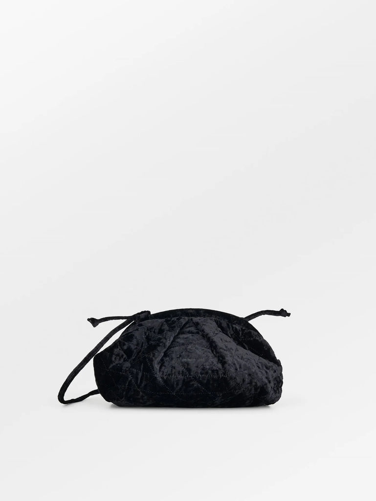 The Becksondergaard velour Bonita bag is the perfect party bag. It has an internal zip up pocket and an adjustable and detachable strap, making it a cross body or clutch bag. This gorgeous black bag is a true classic and will complement all your evening (or day) outfits.