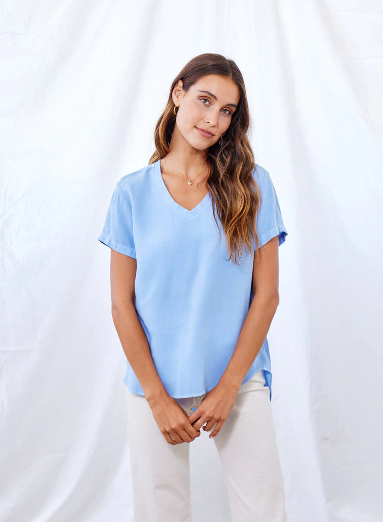 The perfect modern v neck from Bella Dahl.  Crafted from the softest twill with a slight boxy shape and a round long hem at the back, this is one you'll reach for again and again.  You'll want this in every colour!