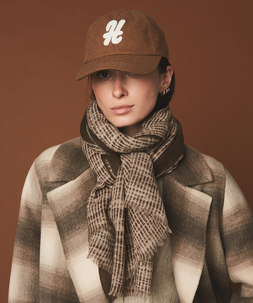 This square woollen scarf from Hartford makes the perfect autumn/winter accessory. In a geometric print the neutral tone balanced with the chocolate brown makes this scarf easy to wear and chic. 
