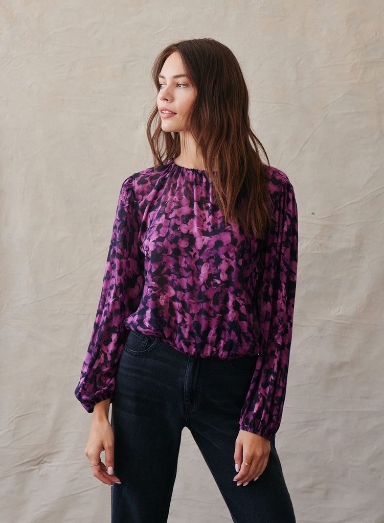 Gorgeous super feminine top from Bella Dahl in a beautiful vibrant floral print.  Looks fab paired with the black wide legged denim for an elevated evening look.  Featuring a round neck, long sleeves and elastic at the wrists this is one you'll reach for again and again.