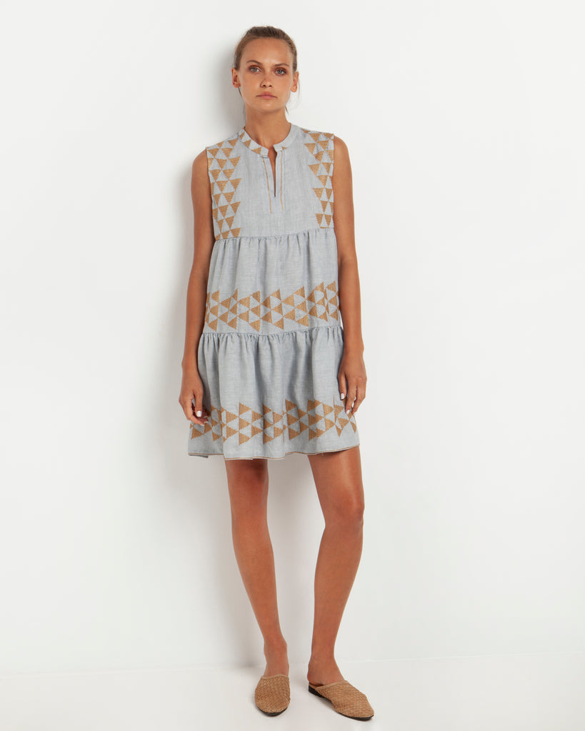 This easy embroidered dress by Greek Archaic Kori is a perfect combination of classic Greek style and modern sophistication. This dress is in a light grey linen fabric paired with stunning copper embroidery. It is sleeveless with a v-neckline and will be perfect with your favourite espadrilles or flip flops. 