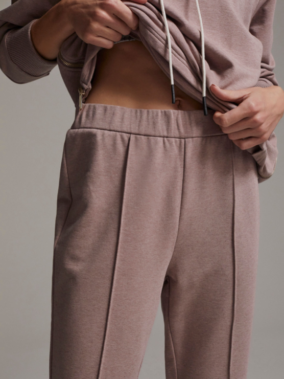 The Hanley Ash Rose Pant is a beautifully tailored sweat pant with dart seams at the front of the leg and a comfortable elastic waist.  Perfect when you want your leisurewear to be just a little bit smarter.  Shown here with the matching Atlas Sweat in the same colour.