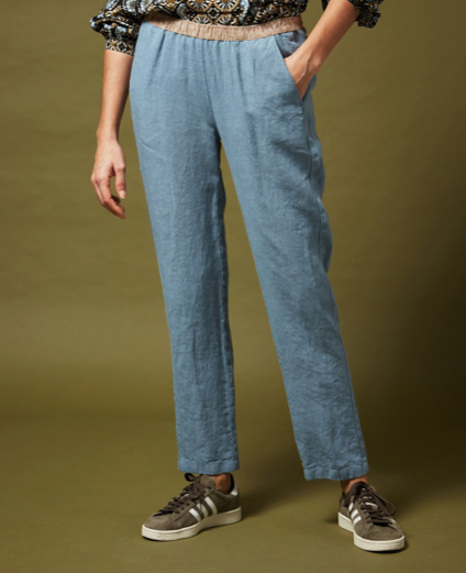 Thank you Hartford for creating a super comfy elasticated waisted linen trouser that still looks elegant.  Featuring a lurex bit of gold at the waist and a slim fit these are the perfect Summer trousers.  Pair with a printed shirt or your favourite tee and you are ready to go.