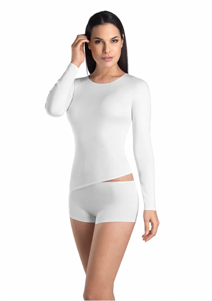 This long sleeved tee from Hanro's iconic Cotton Seamless collection ticks a lot of our boxes.  Crafted from super soft natural materials this elegant tee features a crew neck with satin trim and seamless sides and is perfect for layering under blouses or jackets.  Fitted without being clingy this will quickly become one of your favourite tees. 