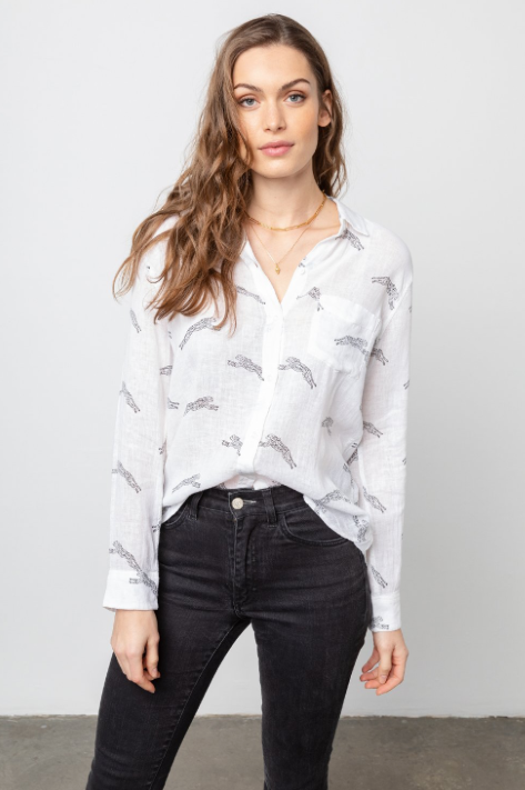 A purrr-fect shirt with a nod to the feline.  With a pretty cheetah print, a longer back and a single chest pocket this linen and rayon shirt with its relaxed body shape is one that flatters just about everyone. Pair with your denim for a lazy Sunday afternoon.