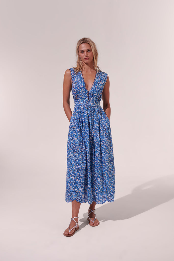 This elegant Agnes long dress from Poupette St Barth features pleats running from the collar to the skirt. The plunging v-neckline continues to the back adding a touch of femininity. The skirt falls to the ankle and perfectly lengthens your silhouette.