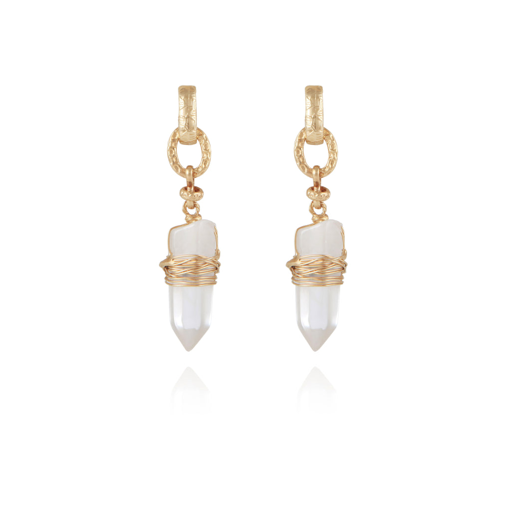 These Cristal earrings are gold plated and feature rock crystal jewels that are known as one of Gas Bijoux's most emblematic pieces. With raw rock crystal fragments, André Gas imagines earrings that resemble alluring talismans. 
