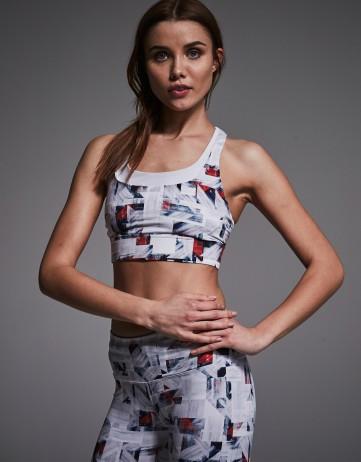 The bolton sports bra in geo print is designed to be supportive yet comfortable, no matter how rigorous your training session is. Part of Varleys Performance fit collection this bra offers a great support and featuring thick cross back straps for added comfort, as well as adjustable bra hooks for precision fit.