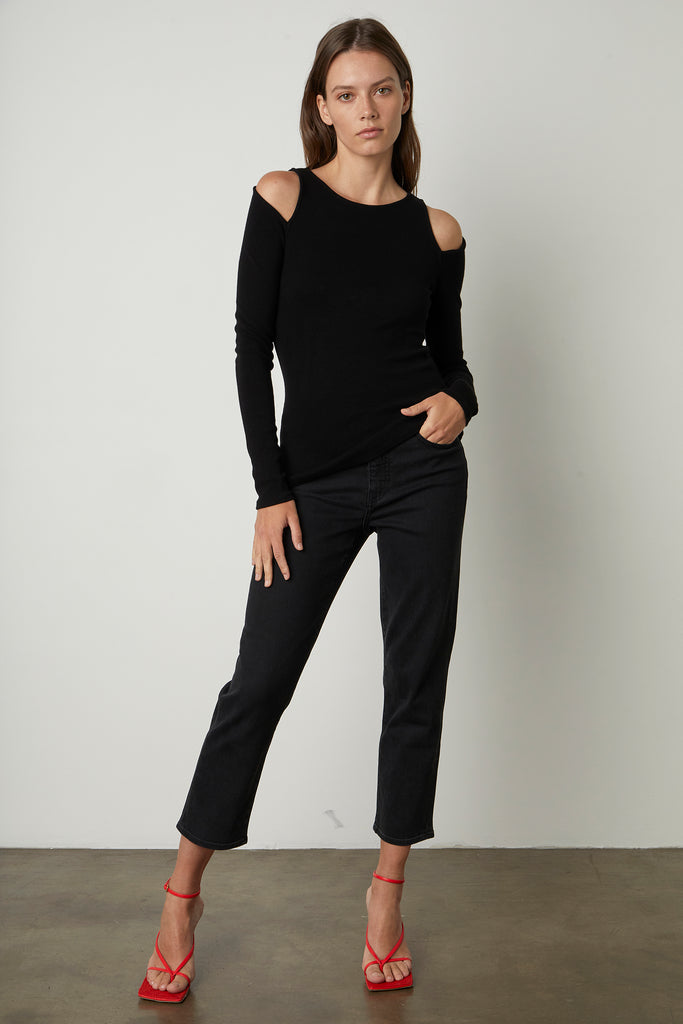 The Emma Cut Out Top from Velvet by Graham & Spencer is a perfect basic featuring a cold shoulder detail and a sleek fit. Paired with your most loved jeans or your favourite skirt this top can be easily dressed up or down.