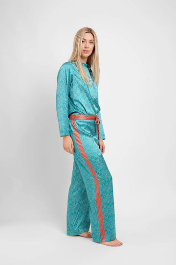 Jessica Russell Flints stunning silk pyjamas are back this season in a beautiful contemporary teal stars design with a burnt orange side stripe.&nbsp; Featuring a touch of elastane in the fabric ensures a comfortable fit whether lounging at home or for a restful nights sleep.