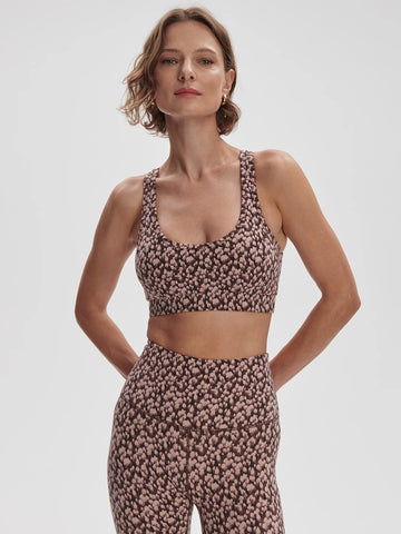 Made in Varley's breathable Move fabric, this medium support bra in a gorgeous petal design features a racerback, removable cups and a contrasting trim. Pairs perfectly with the Move Super High Leggings.