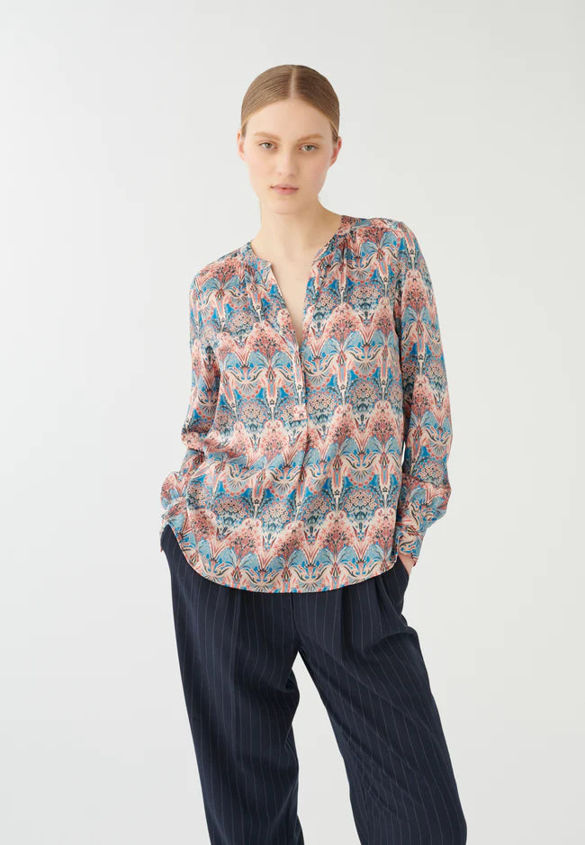 This relaxed Kay Blouse from Dea Kudibal is crafted from silk and features a v-neckline with cross over detail and cuffed sleeves. This easy patterned blouse works day to night - style with your favourite denim and you are good to go!