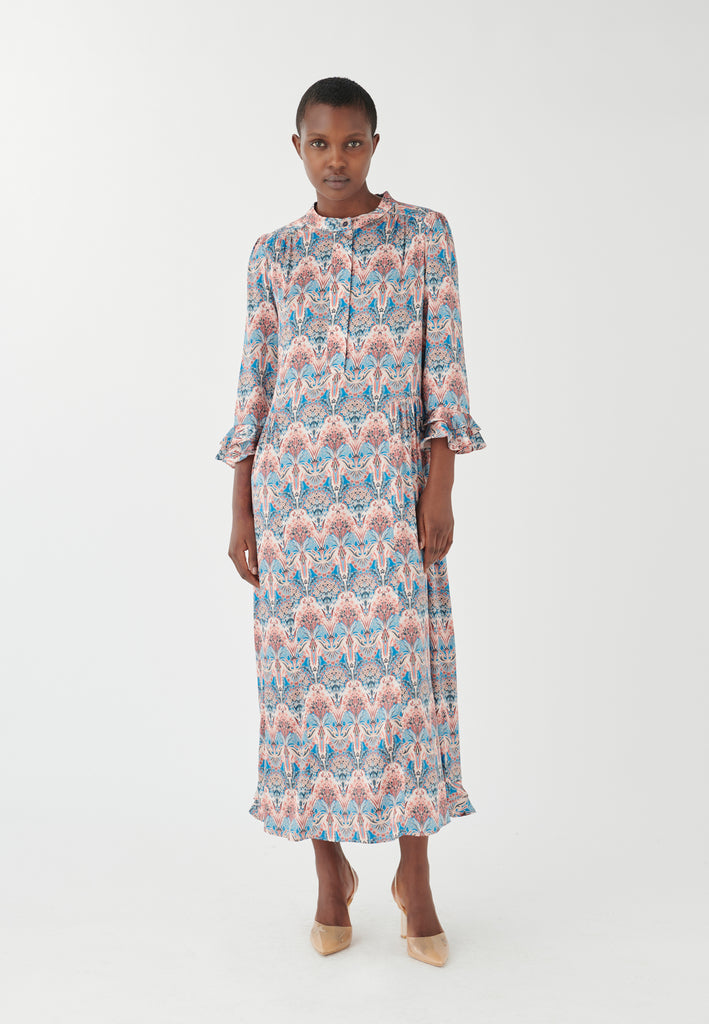 This silk Rosanna dress from Dea Kudibal is the definition of relaxed dressing. This easy fit dress in an eye-catching multicoloured print features a round neck, ruffle details on the cuffs and three-quarter length sleeves. Perfect to wear all day, everyday. 