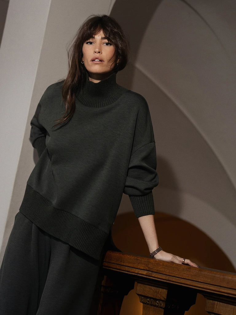 Varley have done it again with this super soft relaxed high neck sweat.&nbsp; Made in their signature DoubleSoft™️ fabric, you wont want to take it off!&nbsp; It is an oversized fit and features knitted cuffs, neck and hem, and side zips. Pair with Varley's matching wide leg trousers or pop over your favourite leggings.&nbsp;&nbsp;