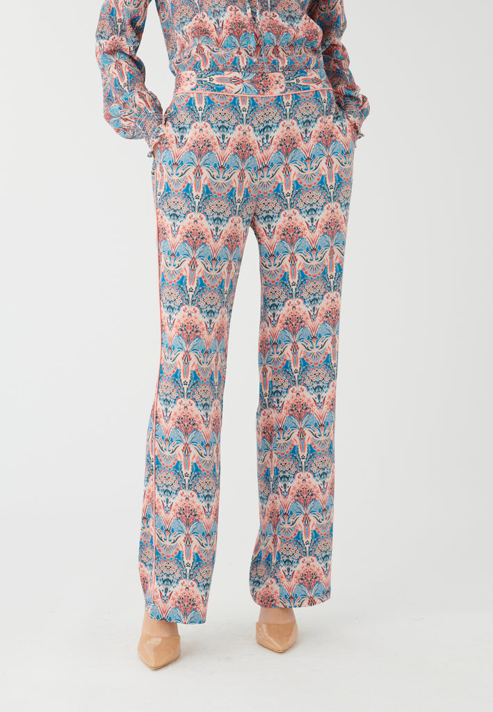 The Coco Trousers from Dea Kudibal are relaxed and easy-to-wear yet very chic. These loose viscose crepe trousers are in an eye-catching multicoloured aztec print. They look beautiful paired with a knit or a basic tee. 