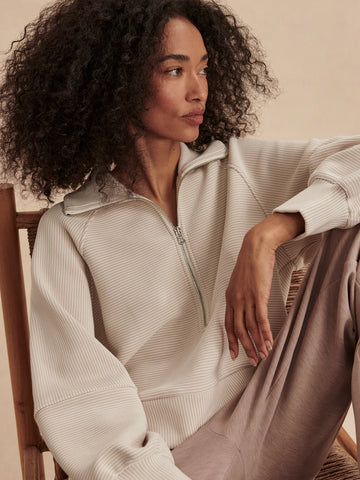 Made from Varley's Ottoman fabric, the Milano Half Zip Sweat features a high neckline with all-over ribbing, raglan sleeves with panelling and a half zip. Pair with any of the Varley sweatpants for a relaxed and comfortable outfit, perfect to travel in or running day to day errands.