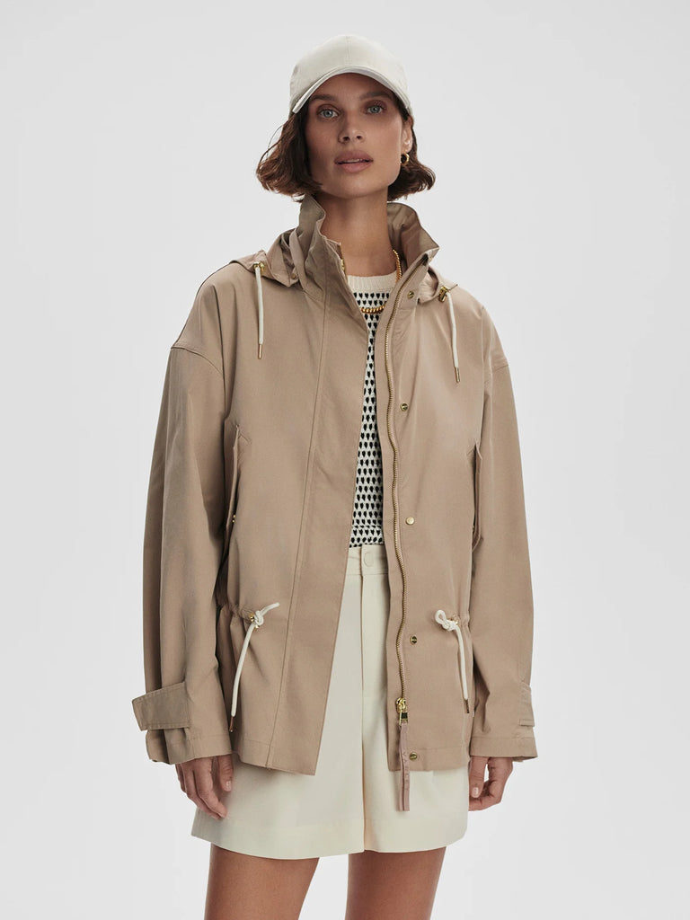 The Rema Short Rain Jacket from Varley is a lightweight jacket crafted from tech twill. It features a detachable hood, cinchable waist, curved hem and adjustable tabbed cuffs, and is perfect for layering over all your activewear.