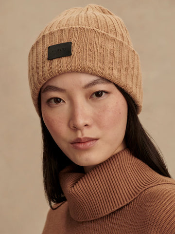 Keep cosy during the colder seasons with the Elva Beanie from Varley. Crafted from a soft merino wool blend, this beanie features a chunky rib texture, a fold-over deep cuff and the Varley logo.