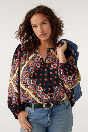 The Jedi Shirt by Ba&sh is inspired by "hippie" glam! This boho blouse features a round neck with a loop button fastening and gathering at the shoulders and wrists to add extra volume. Wear this shirt with your favourite jeans and boots and you'll be ready for Autumn.