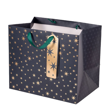 Make your Christmas wrapping easier with these stylish gift bags featuring gold stars and with a gift card attached. Dimensions: H: 33 cm W: 28 cm L: 21.5 cm   