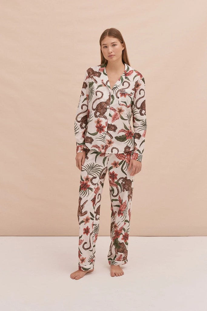 We are excited to be stocking super cool British pyjama brand Desmond & Dempsey. The Long Pyjama Set consists of a tailored long sleeve shirt, with a rounded collar with piping, and tapered, tie-waisted, pocketed trousers. It's crafted from extremely soft 100% Cotton Voile and comes in this gorgeous Leopard print. 