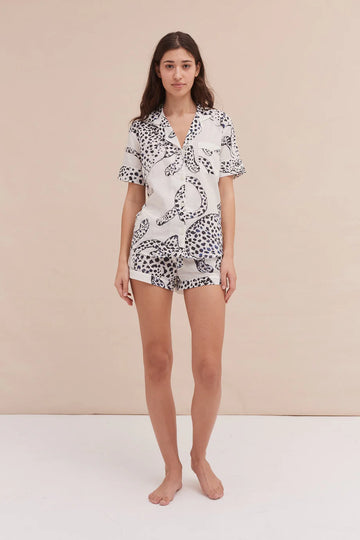 We are excited to be stocking super cool British pyjama brand Desmond & Dempsey. The Short Sleeve Pyjama Set consists of a tailored short sleeve shirt with a rounded collar and piping and matching tie-waisted pocketed shorts. It's crafted from extremely soft 100% Cotton Voile and comes in this gorgeous Jaguar print. 
