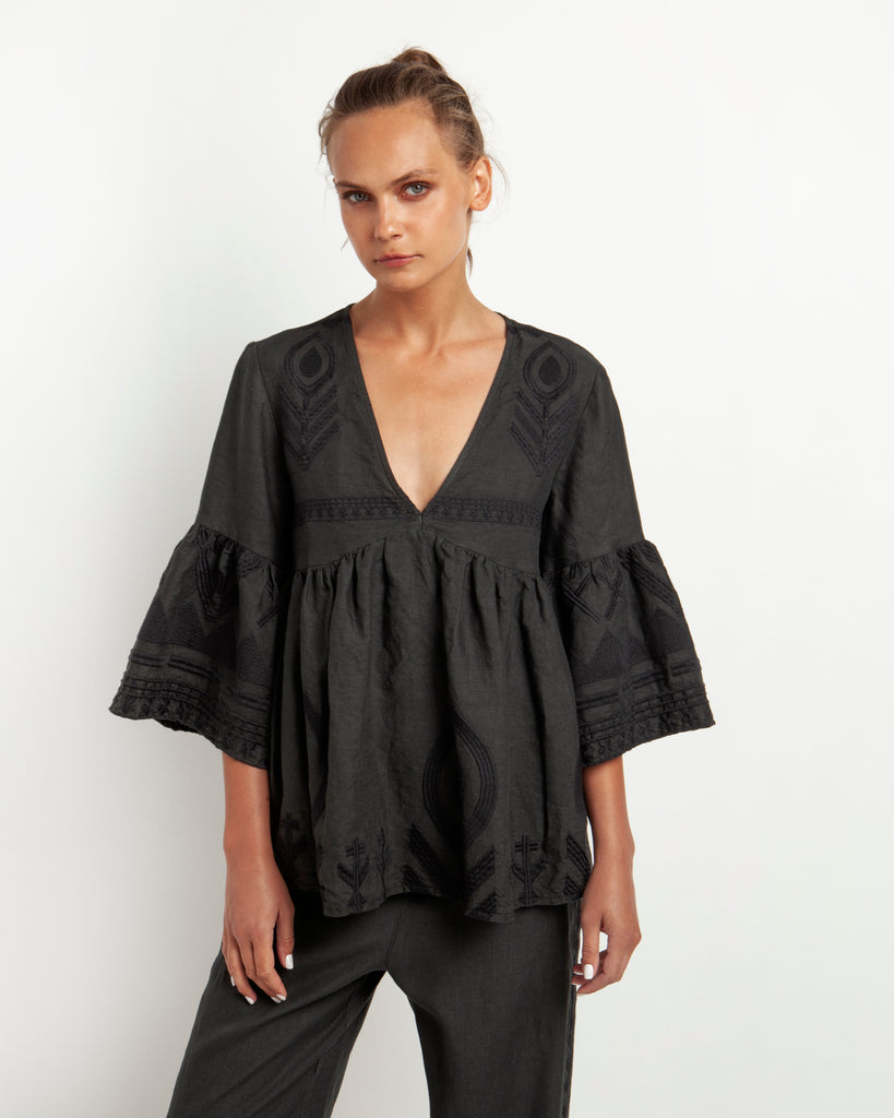 This easy tunic top from Greek Archaic Kori is crafted from 100% linen and features a deep v-neck with 3/4 length bell sleeves and feather embroidery in black. Perfect with the matching feather trousers (available in store). Also works well with your favourite shorts or denim. 