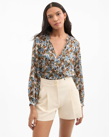 Effortlessly beautiful and super feminine the Linds Silk Blouse from Veronica Beard is crafted from 100% silk and comes in a beautiful romantic print.&nbsp; Featuring a relaxed fit,&nbsp; gentle blouson sleeves, and a self tie neckline which left untied leaves a flattering v neck this blouse looks fabulous paired with your favourite denim but equally gorgeous with the Devina Shorts in ecru as pictured.
