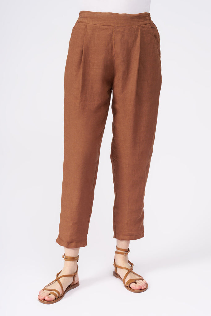 Super soft easy to wear pull up linen trousers in a lovely neutral brown.  With an elasticated waist and pockets and a neat shape these are a great go to Spring/Summer trousers.  They look great with a bright white shirt tied at the waist!