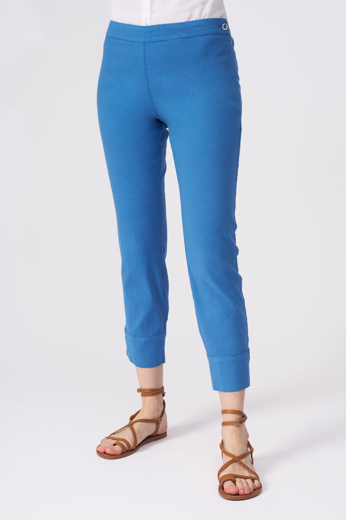 Lovely tailored linen trousers in a bright blue.  Featuring a neat fit, flat waist and a slit at the ankle these are classic elegant Italian trousers at their best.  Pair with the matching Delft Blue Linen shirt for a tailored put together look. 