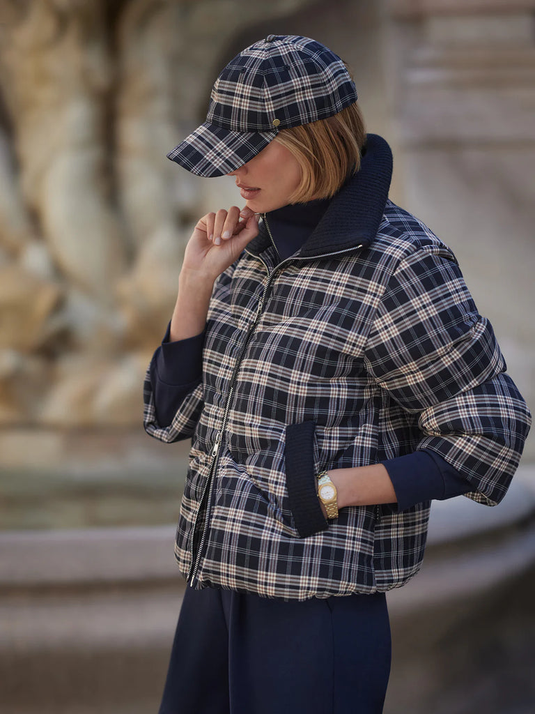 With its boxy shape and all-over check design, the Bryony Puffer Jacket from Varley will add a statement finish to any look. Crafted from their Brushed Flannel Check with a DuPont Sorona® fill, the Bryony feels super soft and will keep you warm throughout the colder months. It features a high neck, a two-way zip, and internal, elasticated hem and cuffs to customise the fit.