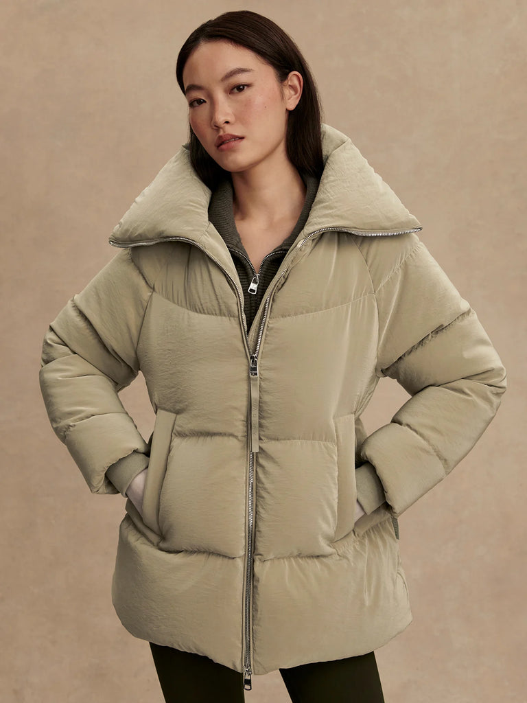 The Valencia down filled puffer is cut to a chic, mid length and filled with lofty non bulky down, has fleece lined pockets, internal cuffs and a statement collar.&nbsp; Crafted in a sandwashed nylon fabric which has a soft peach finish.&nbsp; All we can say is "cosy"!&nbsp;