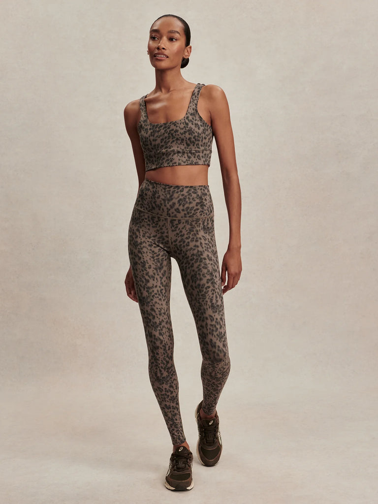 The High Rise Leggings from Varley are crafted from their FreeSoft fabric and come in a 25" length and come in this stunning neutral cheetah print.&nbsp; They feature a rolled waistband and tapered inseam, and provide four-way stretch to keep you comfortable all day.&nbsp; Pair with the matching Cori bra for a coordinated workout look.