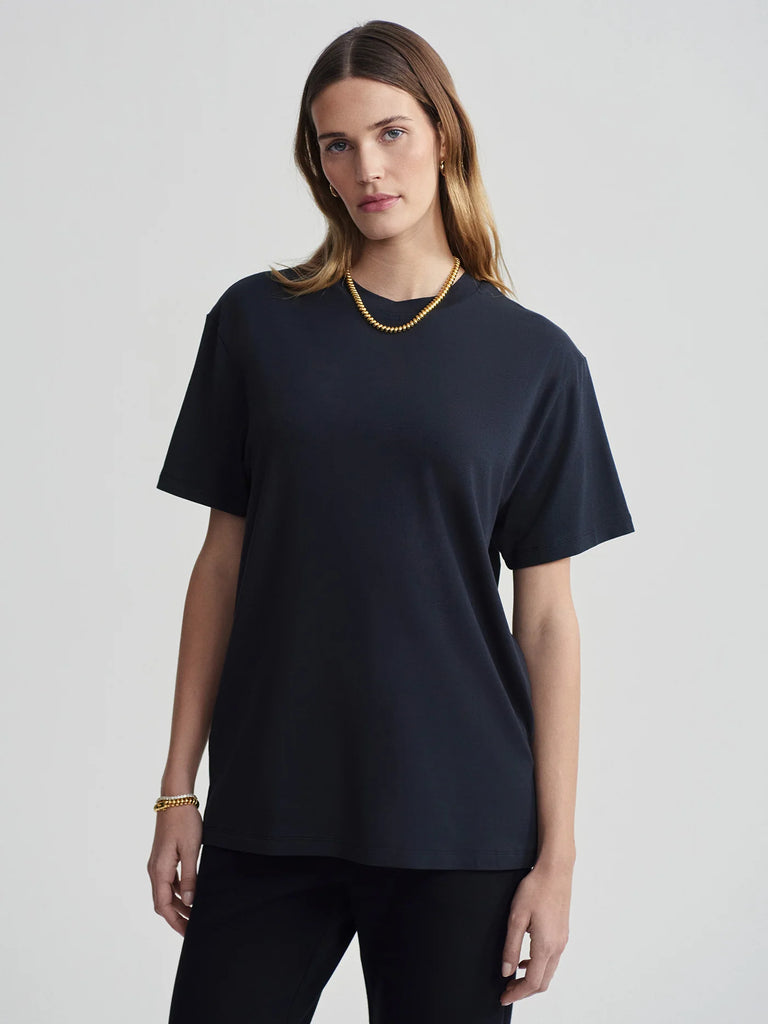 The Leighton t-shirt from Varley is crafted from 100% cotton and features a classic crew neck and a relaxed, longline fit.  It pairs well with any of the Varley DoubleSoft pants and your activewear.