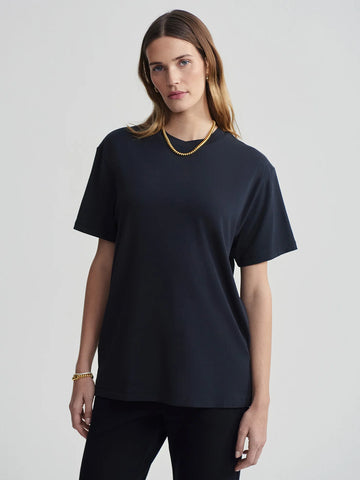 The Leighton t-shirt from Varley is crafted from 100% cotton and features a classic crew neck and a relaxed, longline fit.  It pairs well with any of the Varley DoubleSoft pants and your activewear.