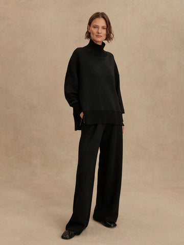 Varley have done it again with this super soft relaxed high neck sweat. Made in their signature DoubleSoft™️ fabric, you wont want to take it off! It is an oversized fit and features knitted cuffs, neck and hem, and side zips. Pair with Varley's matching wide leg or slim pants for a relaxed, everyday look.


